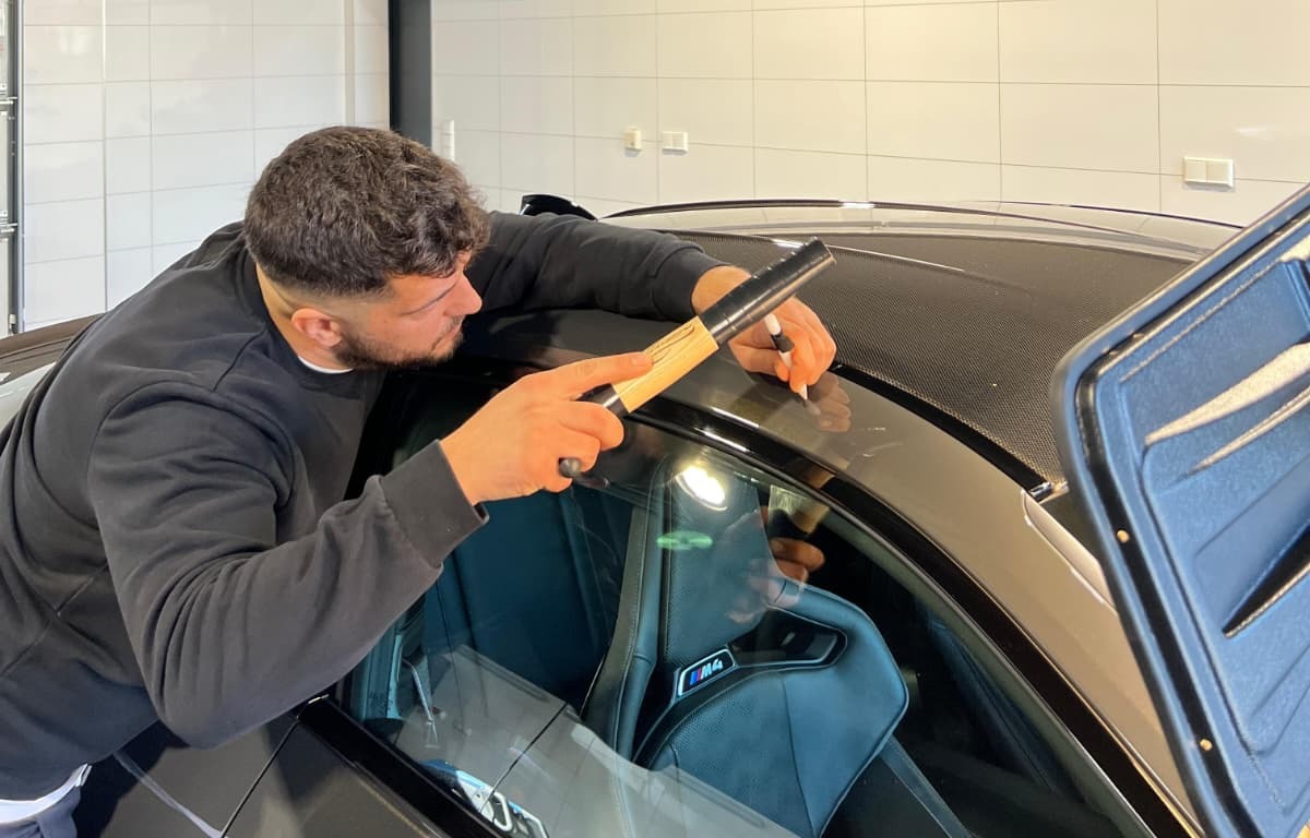 Klopftechnik beim Ausbeulen von Autos