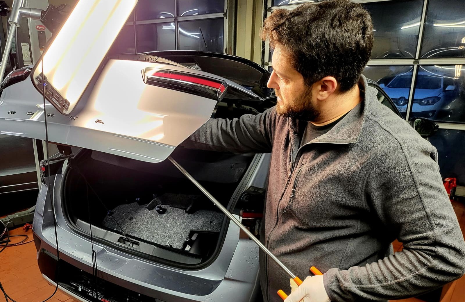 Hebeltechnik beim Ausbeulen von einer Beule